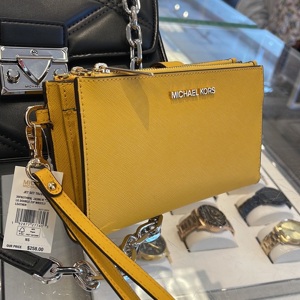 Michael Kors Jet Set Travel Large Double Zip Leather Wristlet phone holder
NWT - Picture 14 of 16
